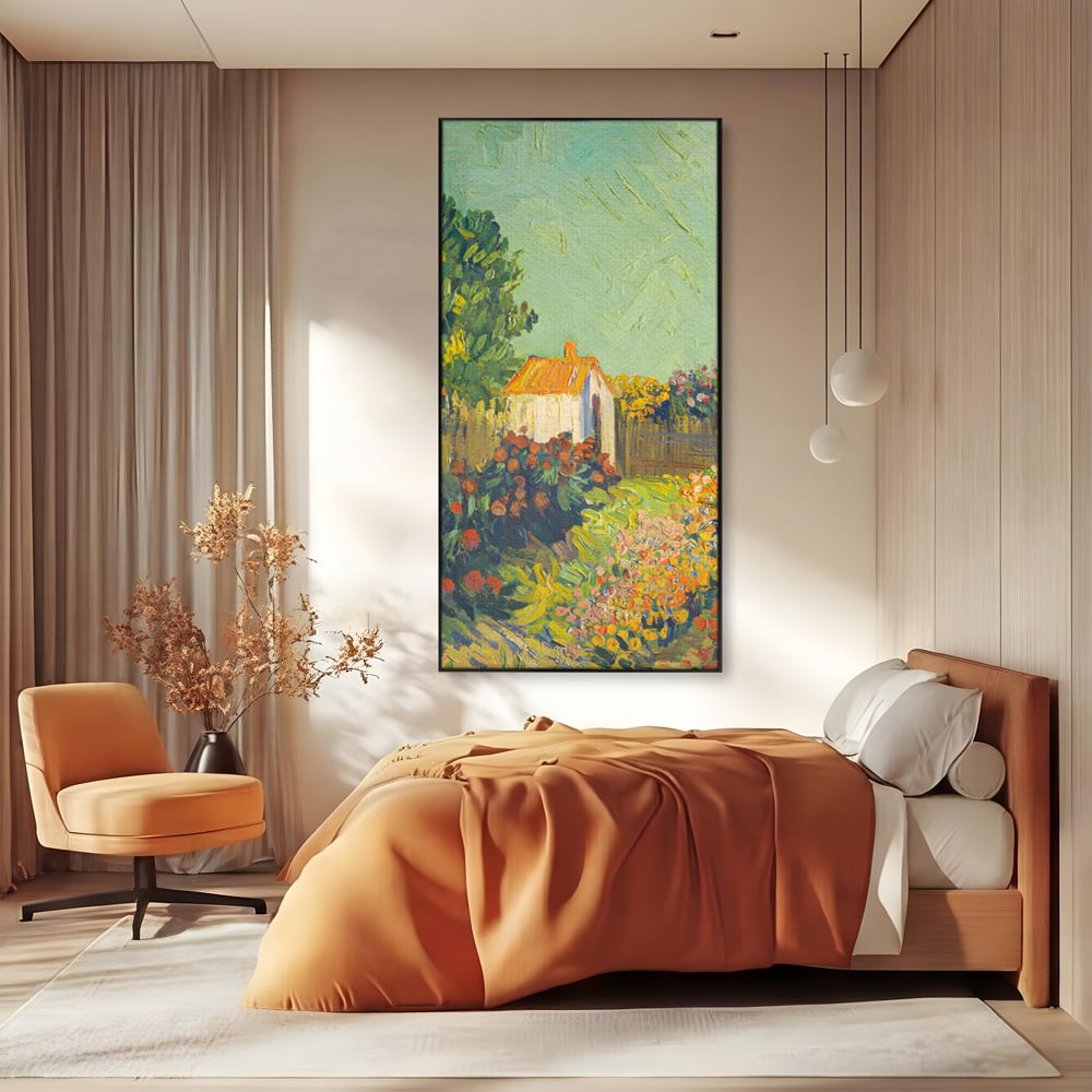 Tablou canvas cu pictura cu o casuta in gradina, in rama de aluminiu negru, pe perete intr-un dormitor